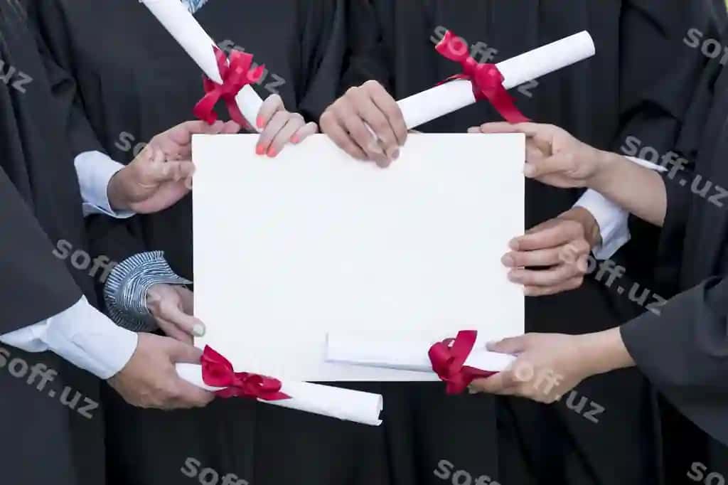 Bitiruvchilar namuna diplomni tutadigan | Graduates holding mock up diploma 2