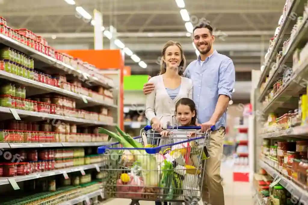 Aktsiya, istisnоchilik, odamlar, kontseptsiya, baxtli oila bolasi bilan, xarid savati, ovqat sotib olish, grocery do'koni, supermarket | Sale consumerism people concept happy family with child shopping cart buying food grocery store supermarket