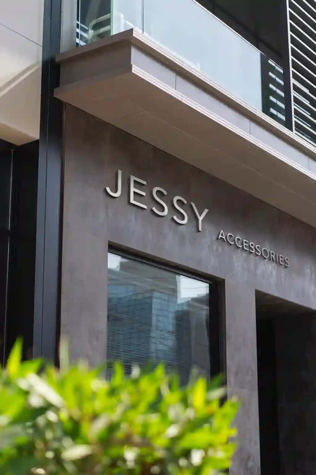 Logo maketi zamonaviy fasad belgisi | Logo mockup modern facade sign