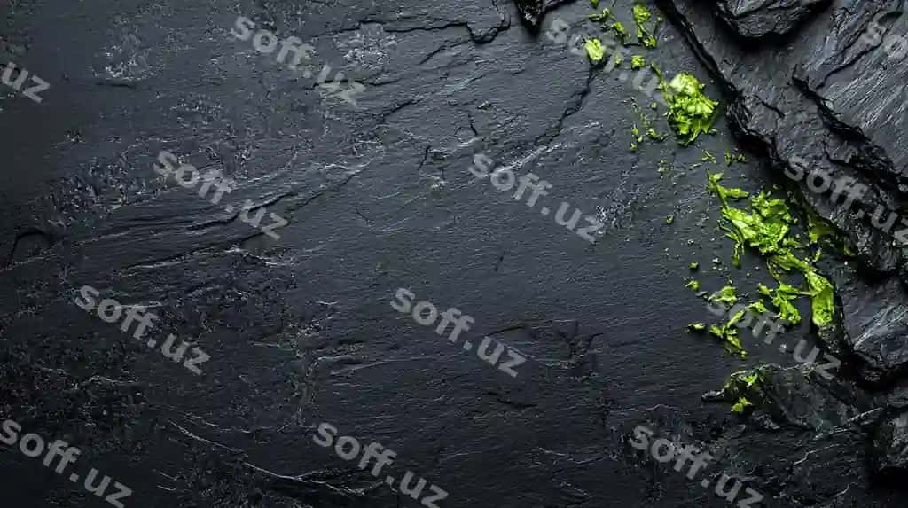 Yashil toz tarqatilgan qora slate yuzi nushxa joyi bilan | Green powder scattered black slate surface with copy space