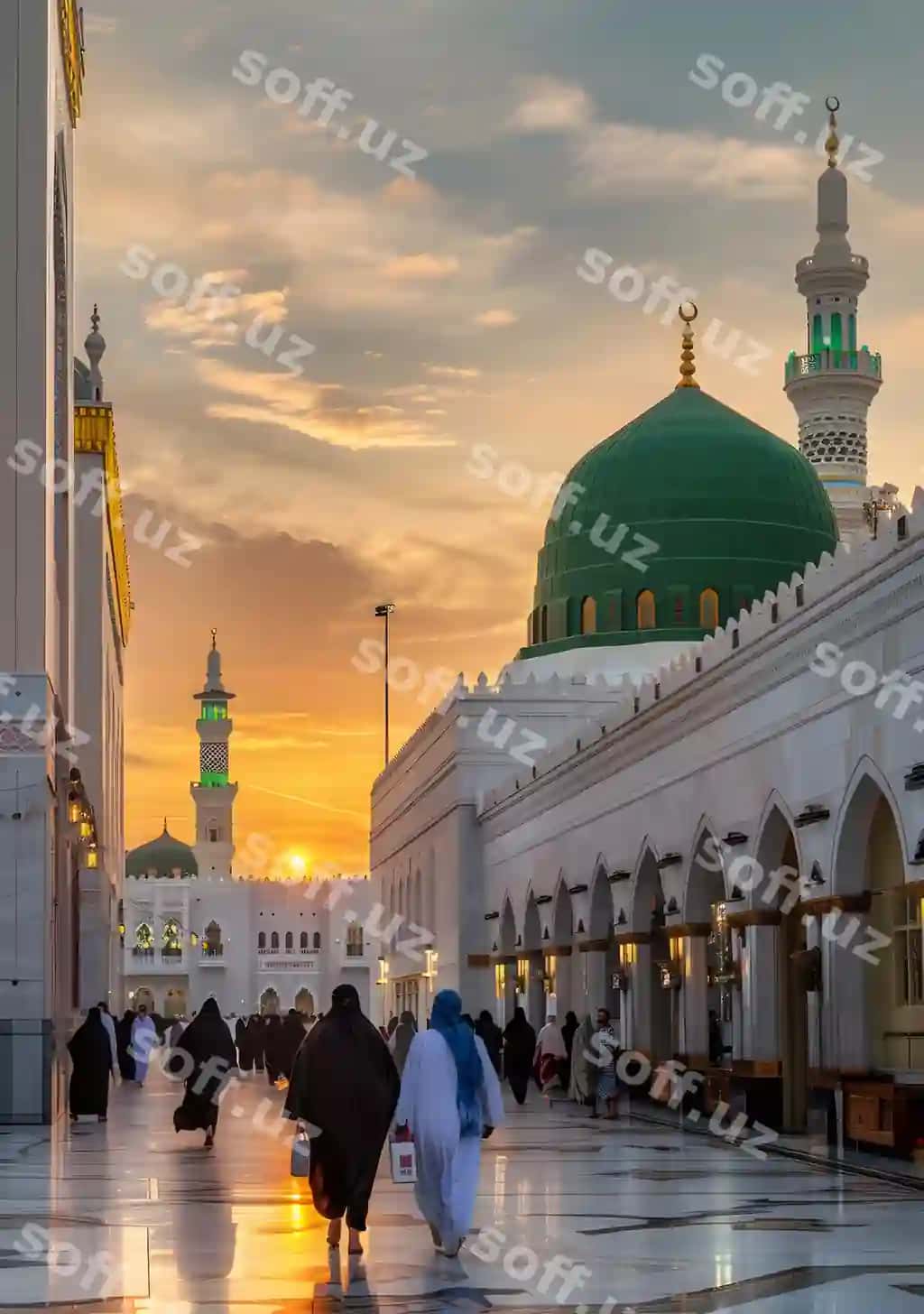 Yashil dome li namozkhona, ayol namozkhonaning oldida yurayotgan. | Mosque with green dome woman walking front it