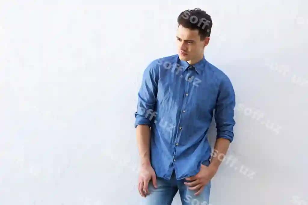 Chiroylik erkak moda modeli oq fonda posatsiya qilgan | Handsome male fashion model posing against white background