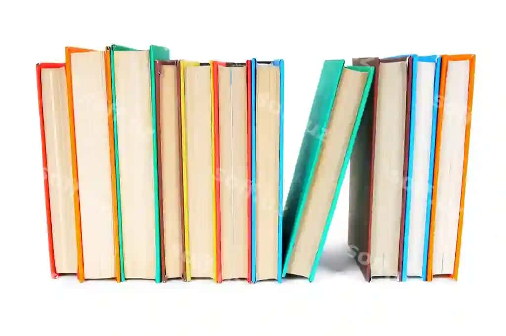 Ko'plab ranglilar kitoblar oq masa | Multi coloured books white table 2