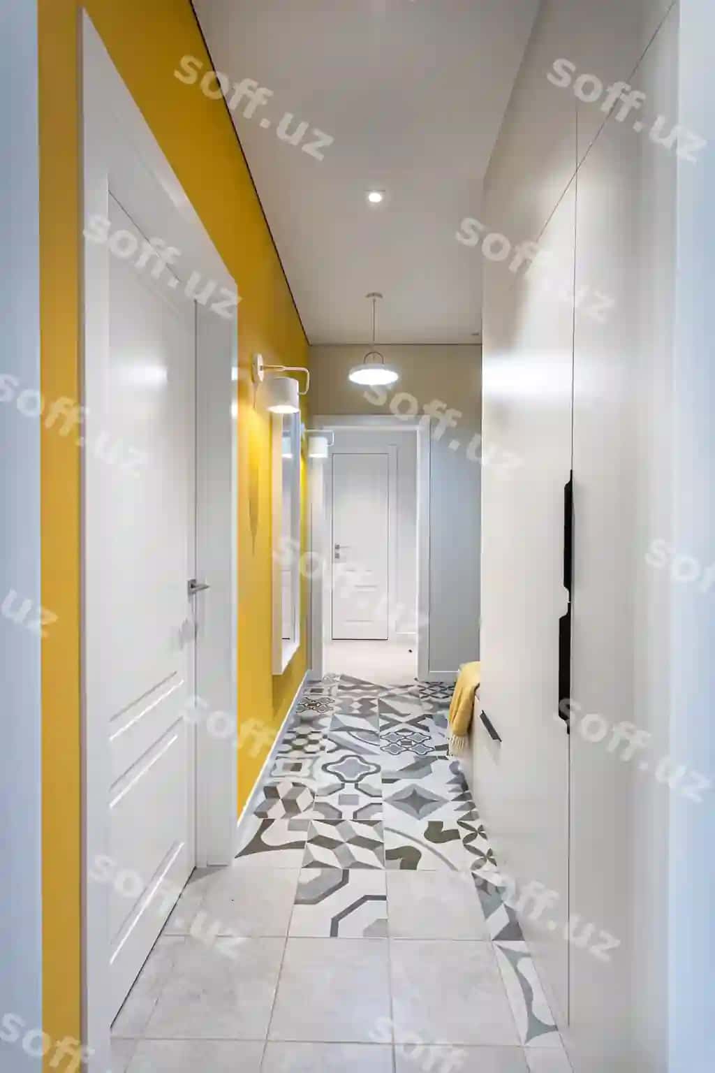 Koridor ichki dekoratsiyasi sariq devorlar va naqshli gilchalar pol | Corridor interior design yellow walls patterned tiles floor 2
