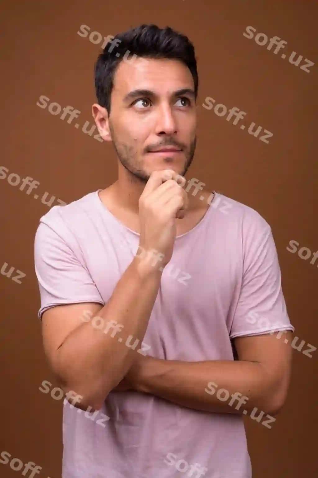 Portret yosh erkak devor qarshi to'xtagan | Portrait young man standing against wall 2