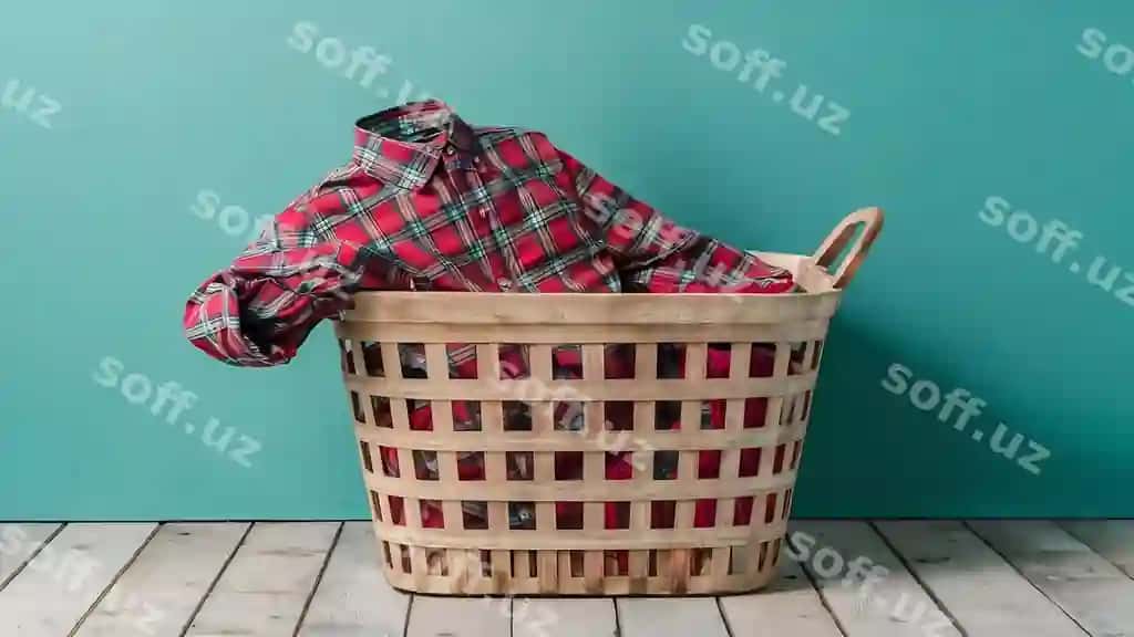 Kir savati qizil chizg'li futbolka bilan | Laundry basket with red plaid shirt 2