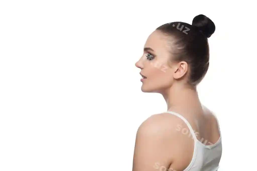 Chiroyli yosh ayol toza sog'lom teri bilan ajraltirilgan oq portret | Attractive young woman with clean healthy skin isolated white portrait