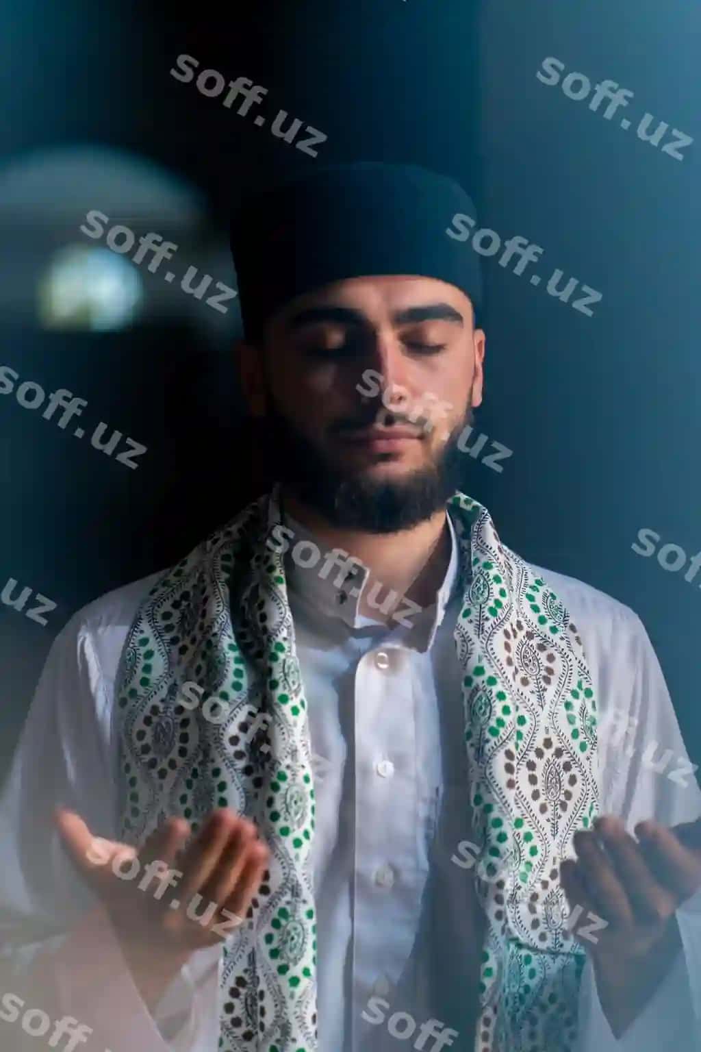 Portret musulmon erkak Ramazon davomida o'tgan olg'angda namoz o'tiyotgan, rahmat aytyotgan, ruhiy xolatni qo'llab quvvatlaydi, masjidda. | Portrait muslim man praying his knees ramadan giving thanks support spiritual wellbeing mosque