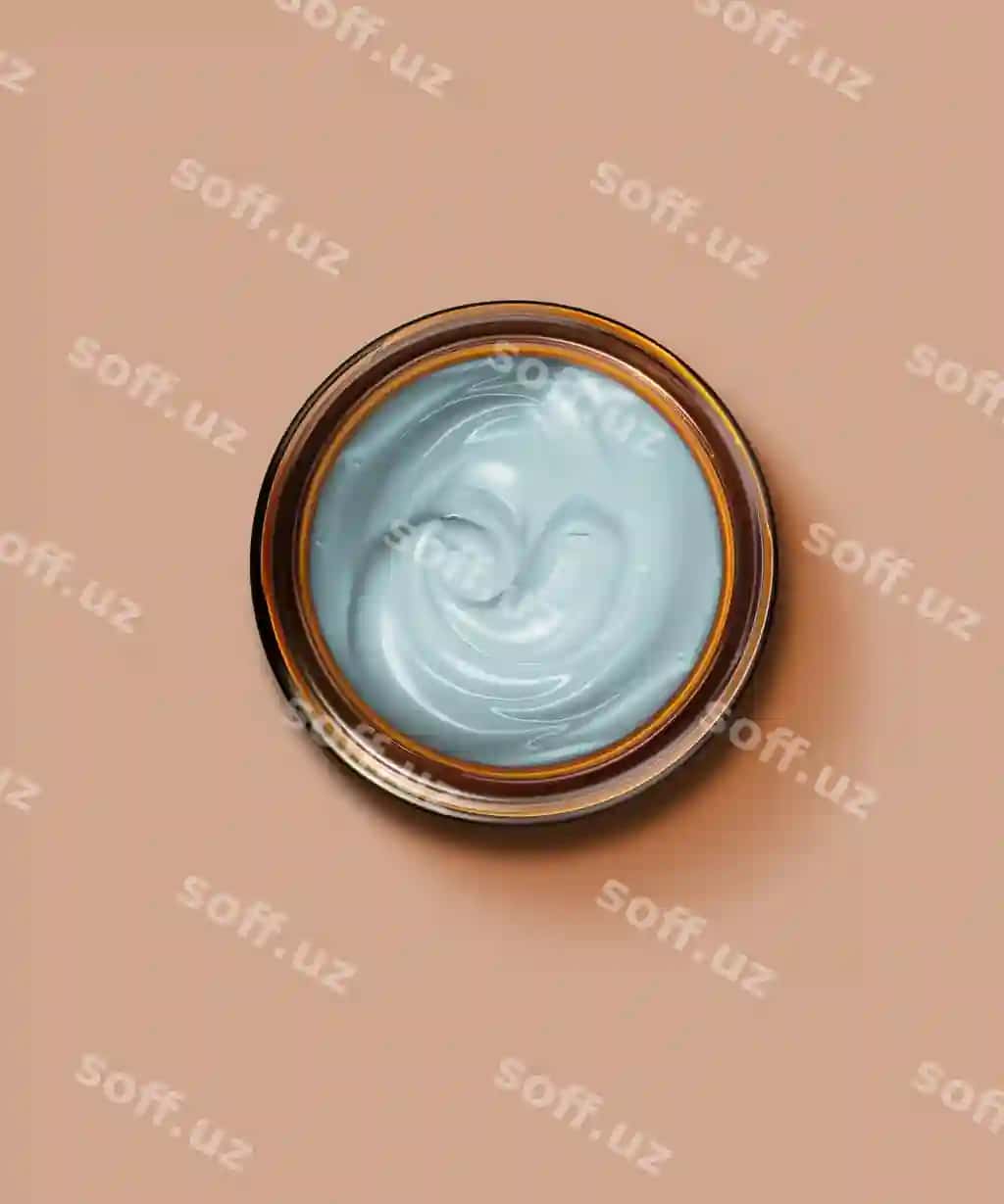 Ochilgan ambra rangli shisha banka krem bilan to'ldirilgan yuqori ko'rinish | Open amber glass jar with cream inside top view