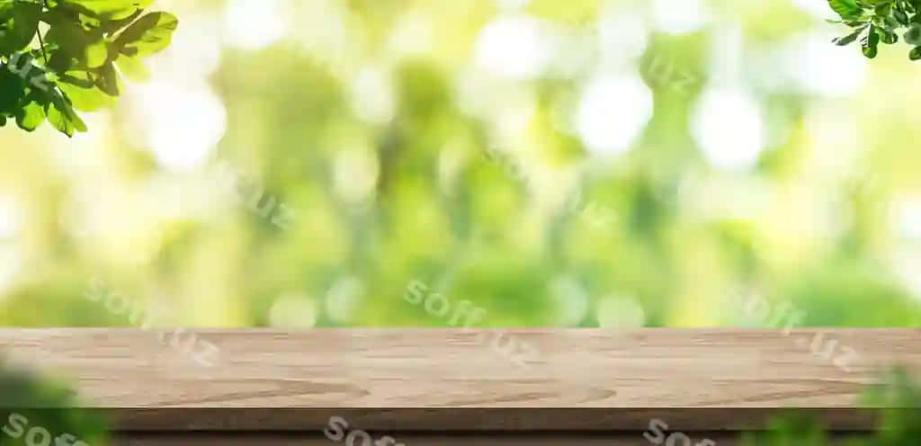 Bo'sh yunacho stol usti parkdagi yashil tabiat orqa fonda bokeh yorug'lik | Empty wood plank table top with blur park green nature background bokeh light