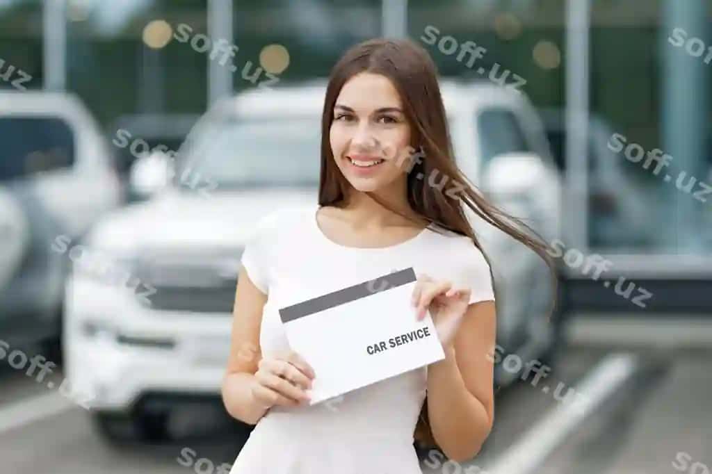Gulchi ayol shartnoma bilan avtomobil xizmati orqa fonda avtosalon | Smilling woman with agreement car service background dealership