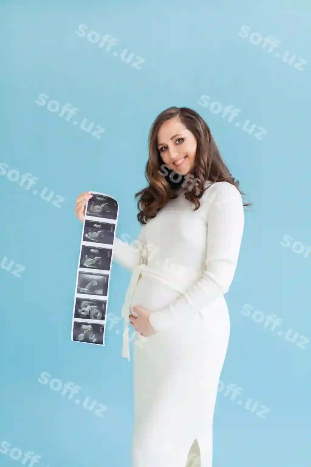 Baxmalar gulbaxtir homil bola ayol ultrasound skan bola fotosurati ko'k orqa fonda | Cheerful smiling pregnant woman with ultrasound scan baby photo blue background
