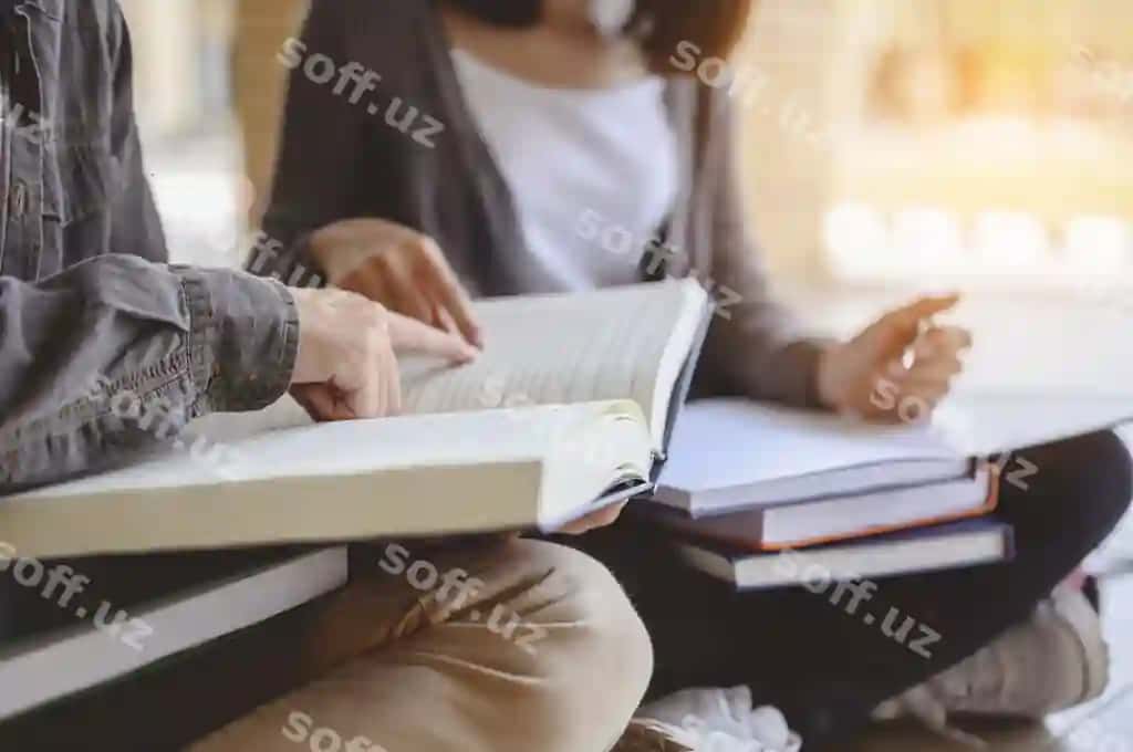 Do'stlar birgalikda kitob o'qiyotgan universitet kampusida. | Friends reading book together university campus