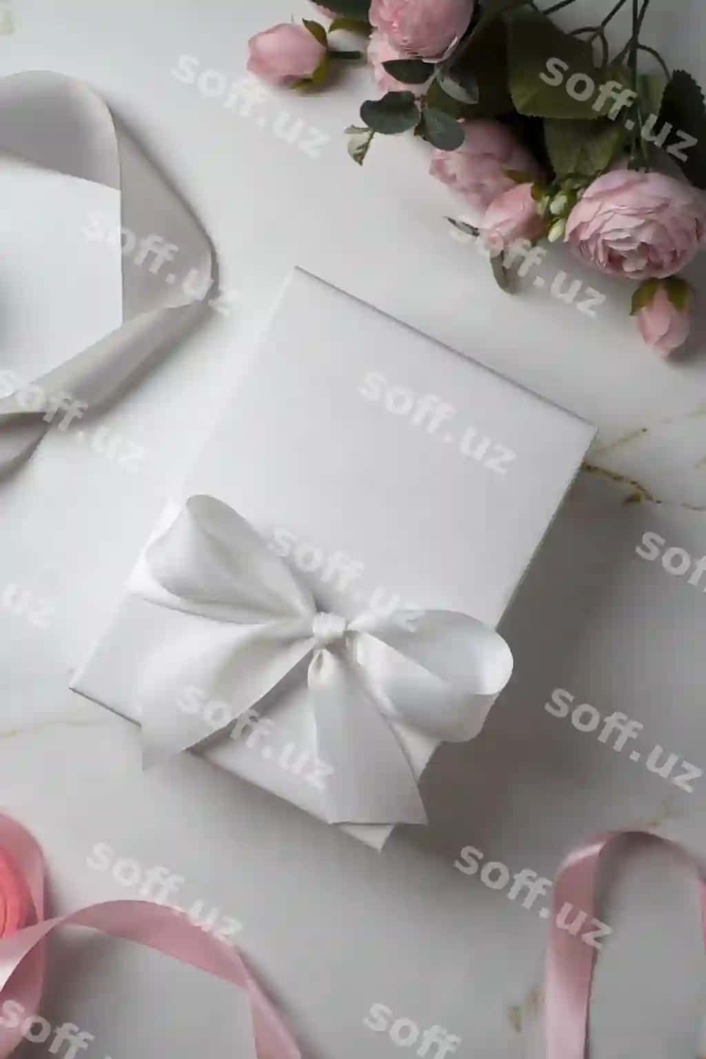 Sovg'a qutisi lyamburt bog'i bilan bezatilgan | Gift box decorated with ribbon bow