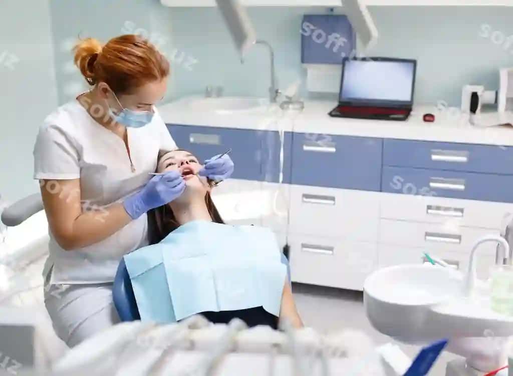 Ayol stomatolog bemor qiz tishlarini tekshiradi. | Female dentist checking patient girl teeth