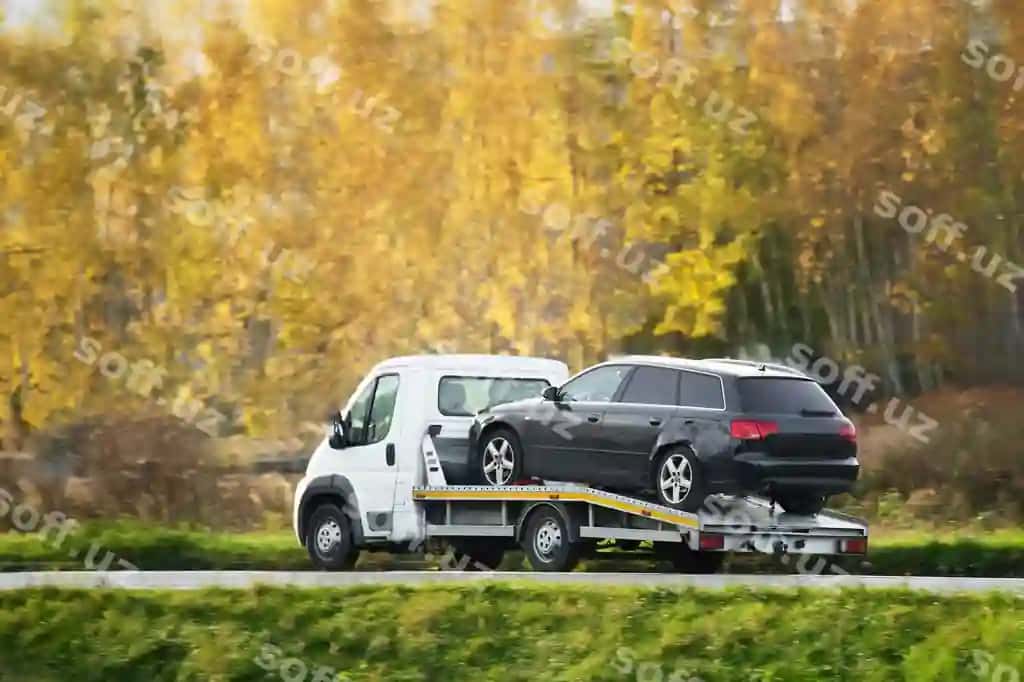 Favqadeq yo'l yonidagi yordam harakati tirgak mashina buzilgan SUV-ni magistrala yo'liga olib borayotganida amalga oshirilmoqda. | Emergency roadside assistance action as tow truck carries broken down suv highway