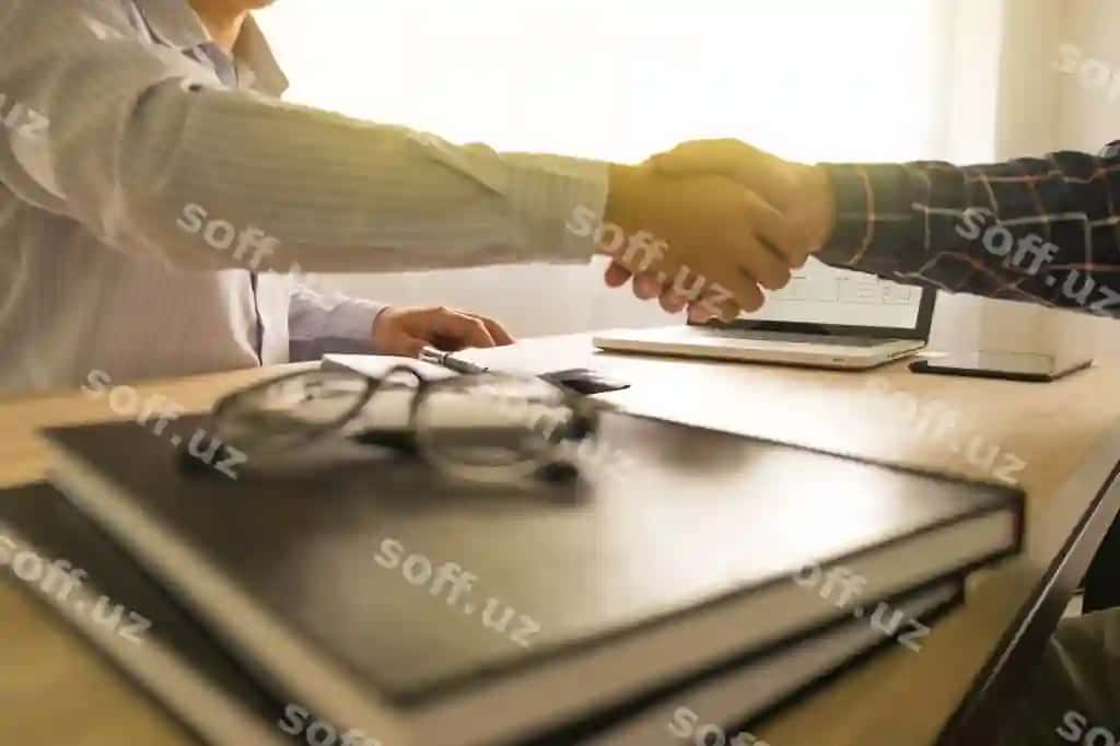 Yaqin rasm biznes hamkasblar ish stoli ofisda qo'llarini boshlash | Close up business colleagues shaking hands desk office