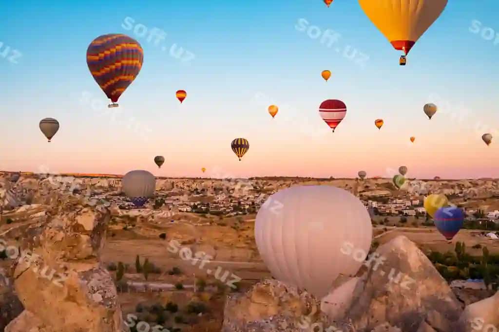 Rangli issiq hava sharflari festivalda qatnashmoqda, quyosh botishi osmoni | Colorful hot air balloons taking part festival sunset sky