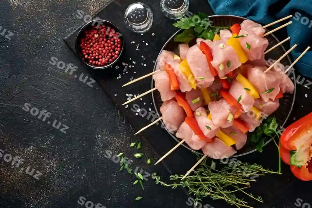 Shish kebab yongoq doska bahoratlar duv-duvlar sabzavotlar qora-kulrang fon barbecue hovo tarkibiyotlar gulyash shish kebab yuqori ko'rinish bosh joy | Raw shish kebab wooden board spices herbs vegetables dark grey background barbecue raw ingredients goulash shish kebab top view free copy space