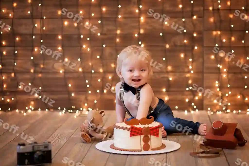 Baxtli bolalar o'g'ri birinchi tortni o'z qo'llari bilan yeyotgan. | Happy baby boy eating first cake with his hands