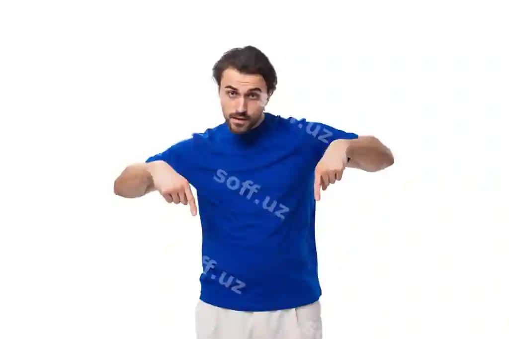 Yosh hurmatsiz yevropalik qora sochli boyrasiga ega erkak ko'k futbolka kiygan o'zining jestikulyatsiya qiladi | Young brutal european brunette man with beard dressed blue tshirt gesticulates with his