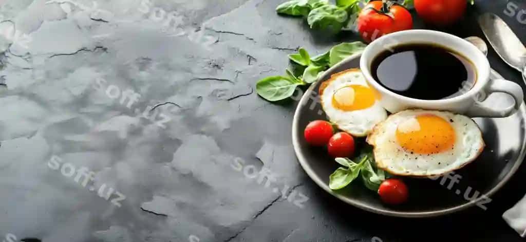 Nonushta likopi piyozli tuxum chery pomidorlar kofe yangi yeparasman matn uchun joy matn | Breakfast plate with fried eggs cherry tomatoes coffee fresh greens copy space text