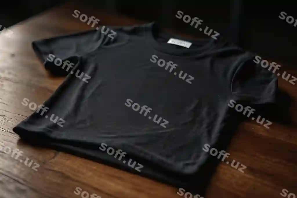 Qora ko'ylak, tagida "T-shirt it" yozuvchi belgi. | Black shirt with tag that says t shirt it