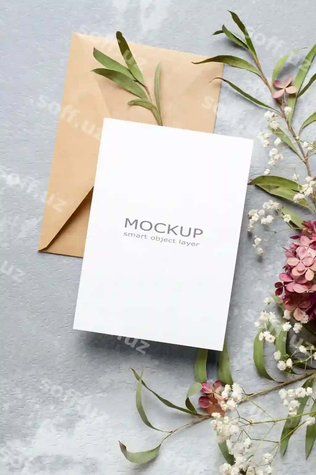 Bo'sh turmа taklif kartasi namunasi konvertdagi gullar bilan | Blank wedding invitation card mockup with envelope flowers