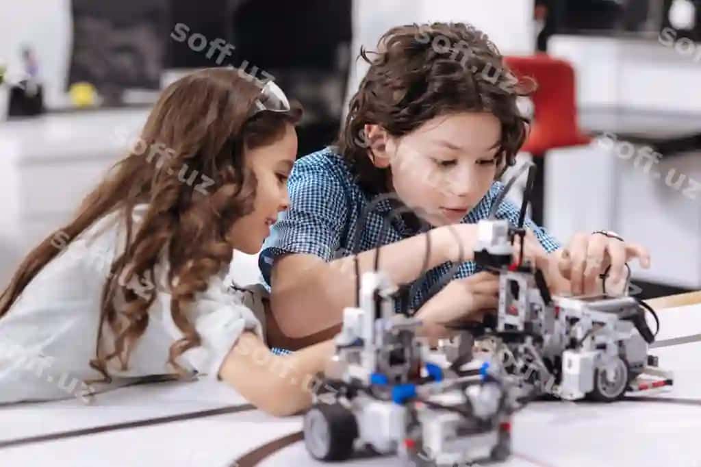 Aqlli o'quvchilar musbat baxtli ishlab, sinfda o'tirgan, robotni tuzatish va loyiha ishlayotganda. | Smart pupils working positive happy smart pupils sitting class repairing robot while working project