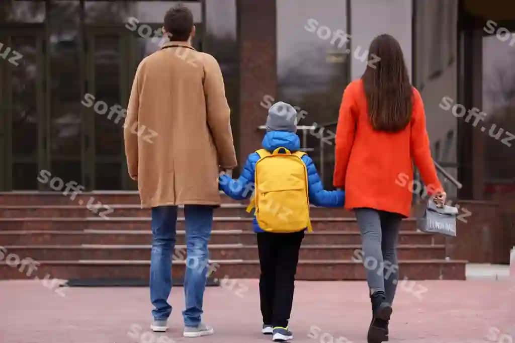 Chiroyli kichik o'g'ilon ota-onasi bilan maktabga borayotgan. | Cute little boy going school with his parents 2