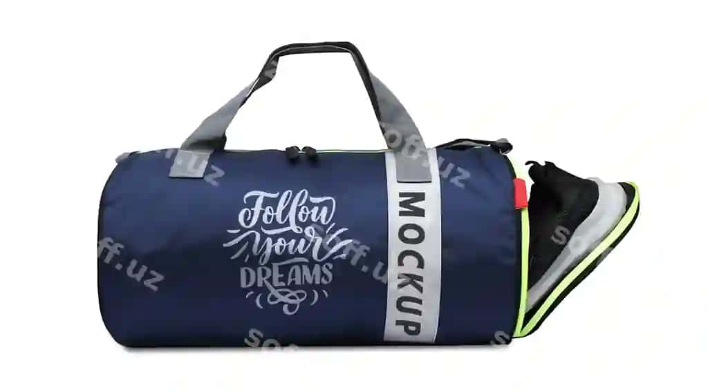 Orzularingizga ergashing logotipi maketi bilan to'q ko'k rangli sport sumkasi | Navy blue duffel bag with follow your dreams quote logo mockup