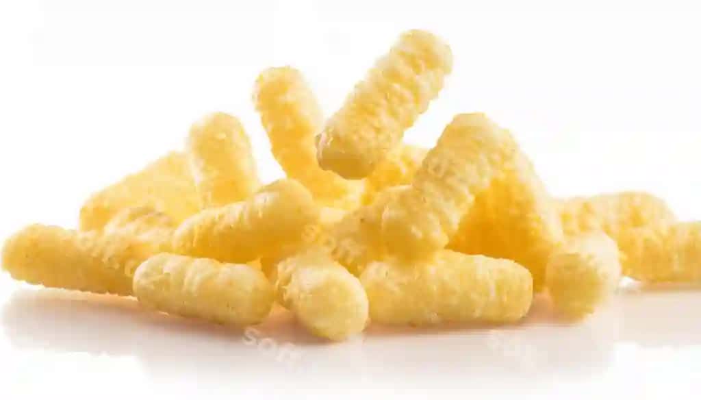 Tushadigan mazali shirin makkajo'xori aralashgan oq fonda AI generatsiyasi | Falling tasty sweet corn sticks isolated white background ai generated