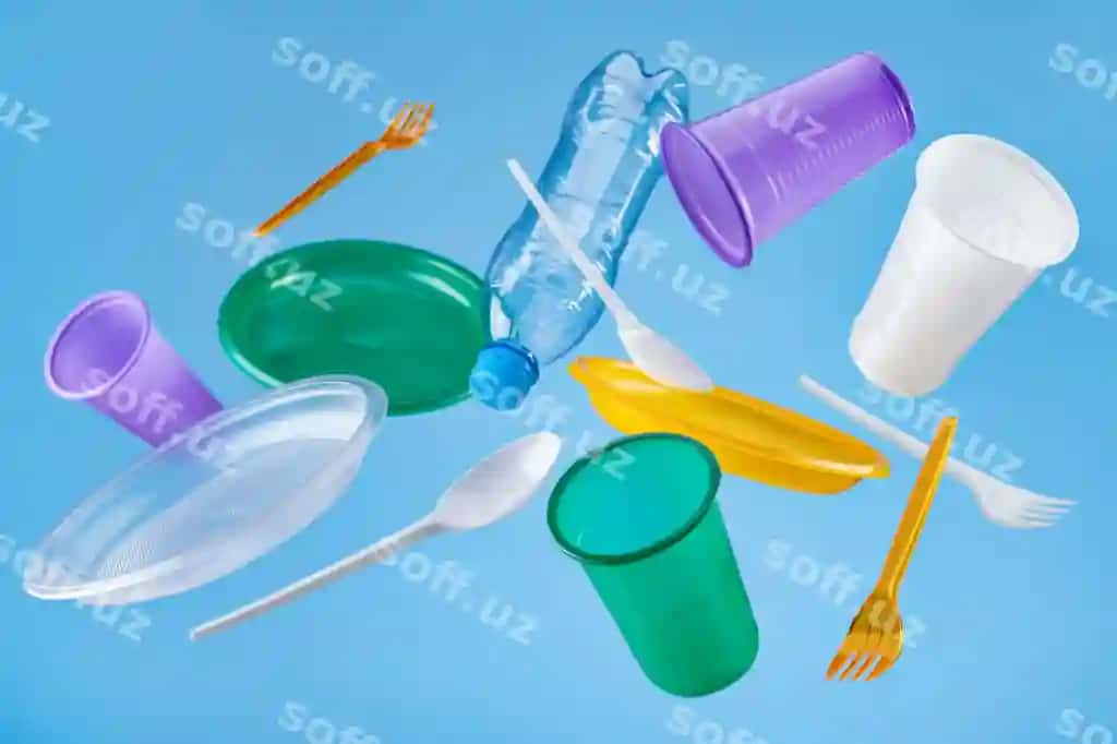 Uchishchi ko'plab rangli bitta foydalanishlik plastik stol porshenasi kontseptsiyasi ekologiya plastik qayta ishlanishi | Flying multicolored disposable plastic tableware concept ecology recycling plastic w