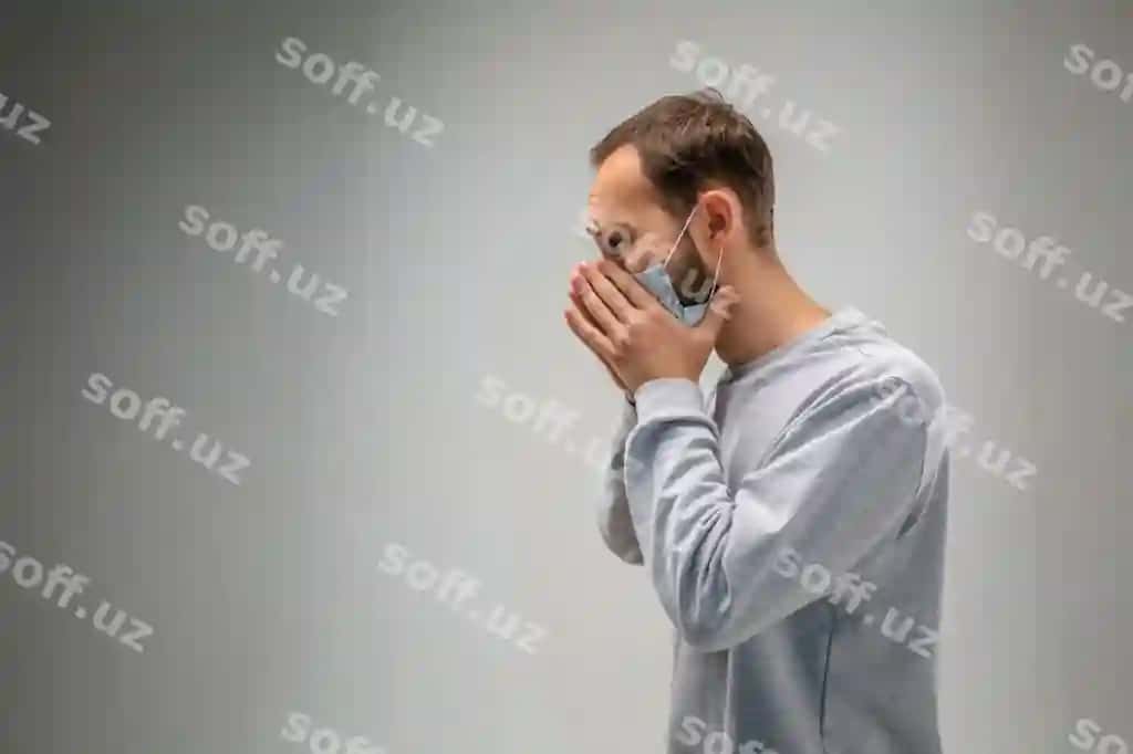 Nafas olisha olmaydi: Kavkazlik erkak respirator maskani kiygan, havoning shamol zarrarlari xavfsizlik chegaralaridan oshgan, sog'liqni saqlash, ekologiya tushunchasi, allergiya, sarlavhi. | Can t breathe caucasian man wearing respiratory protection mask against air pollution dust particles exceed safety limits healthcare environmental ecology concept allergy headache