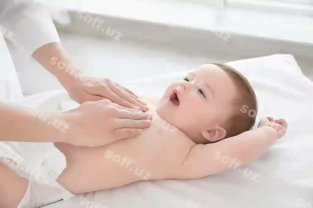 Shifokor klinikada kichik bolani sog'liq tushunchasi. | Doctor examining little baby clinic baby health concept 2