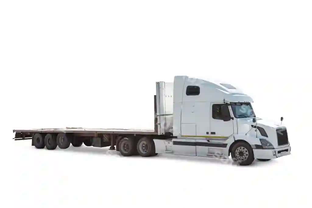 Oq uzoq masofa bontli yuk mashinasi yarim furgon bilan ajraltirilgan | White long distance bonnet truck with semitrailer isolated