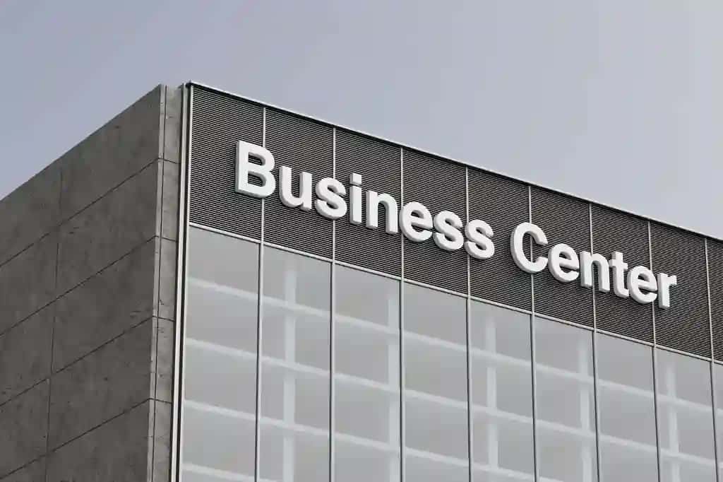 Kulrang beton devor bilan zamonaviy bino jabhasi katta oyna bo'limi biznes markazi belgisi 3D rendering | Modern building facade with gray concrete wall large window section business center sign 3d rendering