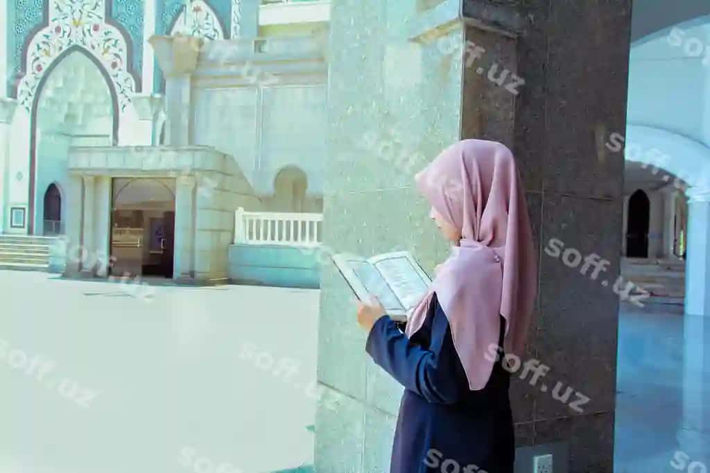 Yo'nalish ko'rinishidagi ayol binolar qarshi soyma tutgan | Side view woman holding umbrella against buildings 2