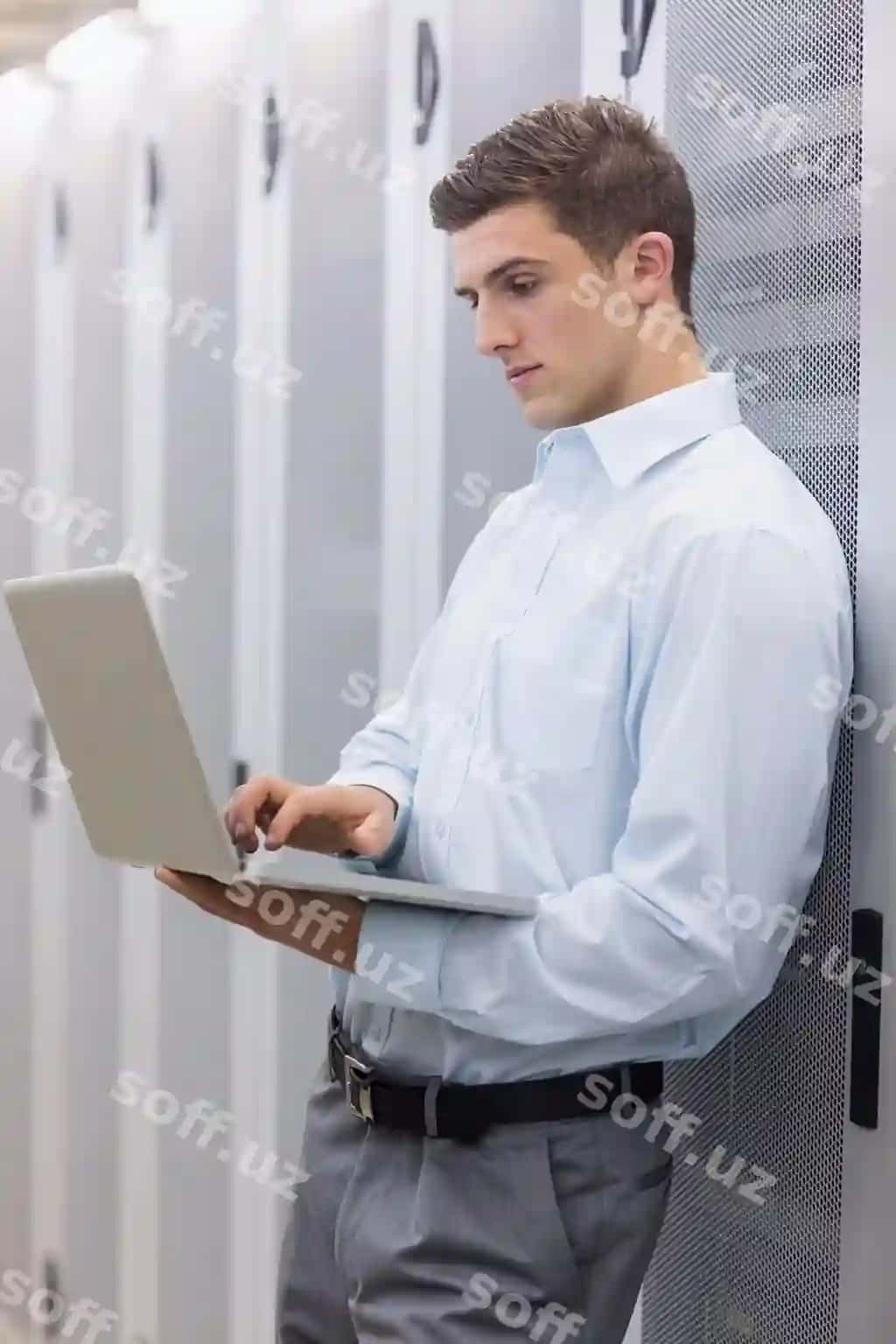 E'tibos berayotgan texnik o'z noutbukini yozmoqda. | Focused technician typing his notebook