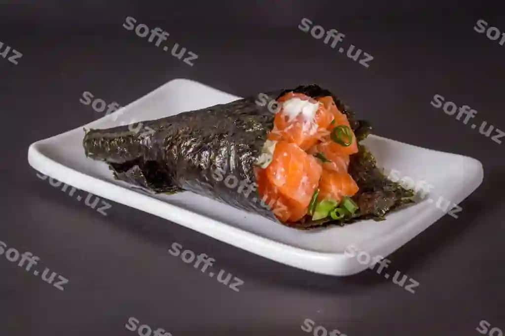 Salmón temaki sushi oq disk qora yuz | Salmon temaki sushi white plate black surface