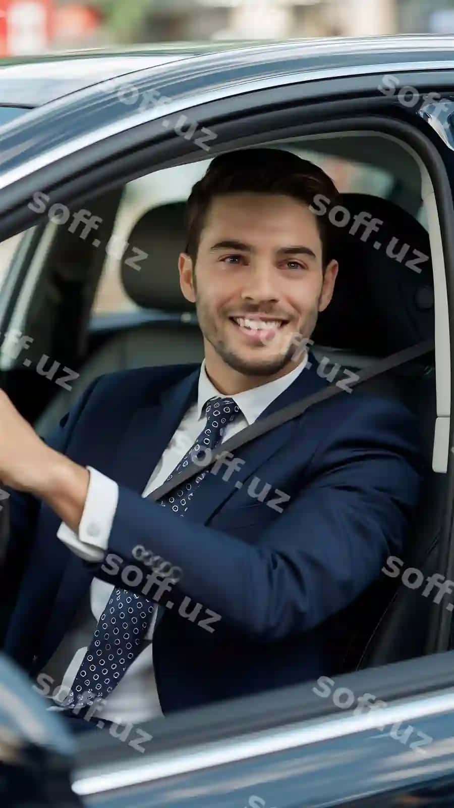 Joziboi yosh biznesmen to'liq kostyumda yangi mashina haydashda gulchi koeffecientda | Handsome young businessman full suit smiling while driving new car 2