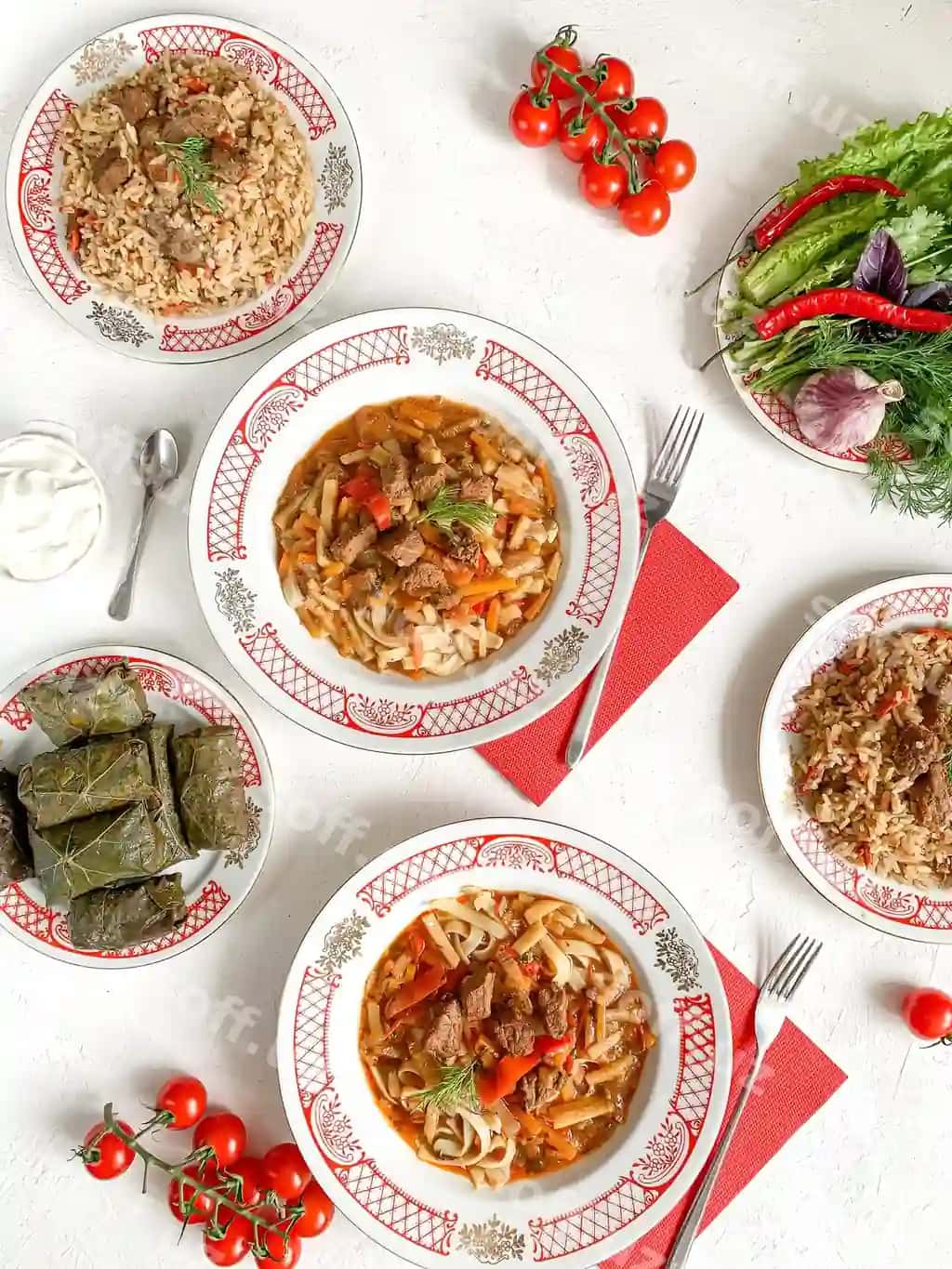 Stol ustidagi ovqatning yuqori burchakdan ko'rinishi | High angle view meal served table