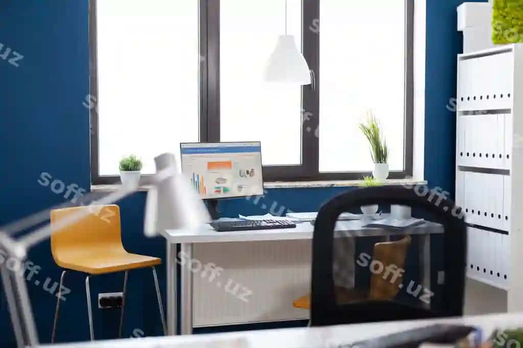 Monitor bilan moliyaviy grafiklar, jadvallar, statistika, korporativ ofis | Monitor with financial graphs charts statisctis corporate office