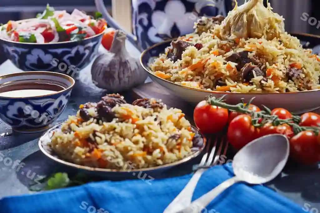 O'zbek palovi haqiqiy ko'k oltin rasmi ko'k fon bilan pomidorlar, sarimsoq va choy | Uzbek pilaf authentic blue gold dish shot blue background with tomatoes garlic tea 2