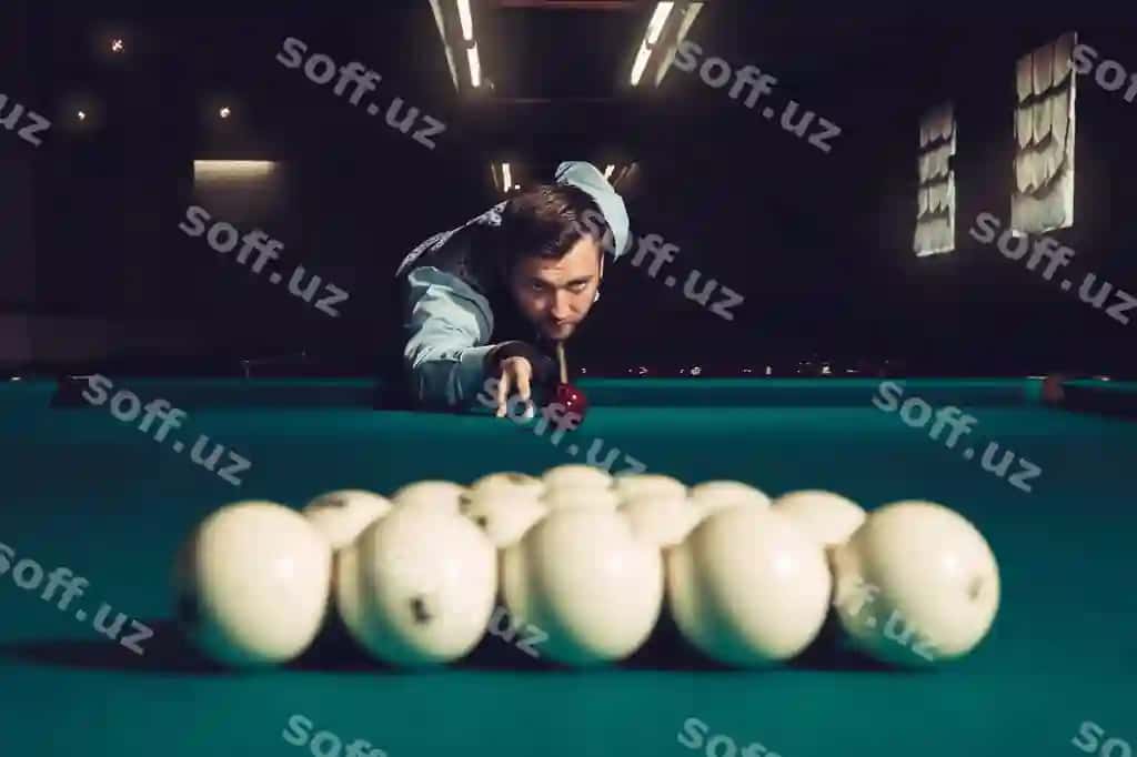 Man billiard oyniyapti. | Man playing billiard