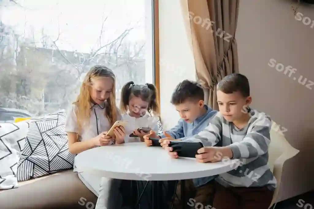 Bolalar o'tirish stol kafe mobil telefonlar o'yin oynash birgalikda zamonaviy ko'ngilliqtirish | Children sit table cafe play mobile phones together modern entertainment