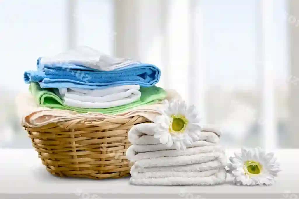 Kir paskali orqa fonda rangli havonchalar | Laundry basket with colorful towels background