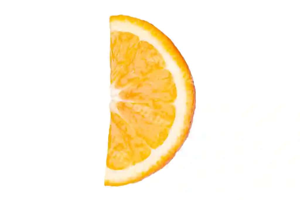 Yangi suyuq apelsin kesilgan dona ajrashgan | Fresh juicy orange cut piece isolated