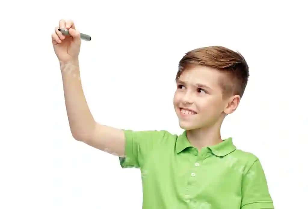 Bolalik ta'limi maktabdagi baxtli odamlar kontseptsiyasi: gulchiq o'g'il yashil polo futbolkada marker bilan narsa yozmoqda. | Childhood education school people concept happy smiling boy green polo t shirt with marker writing something 2