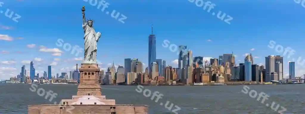 Yangi Yorkdagi panorama sahna, Ertogliy monumentsi, daryo yonida, Manhattan quyi qismi, AQSH Amerikadagi me'morchilik binolari va turistlar. | Statue liberty panorama scene new york cityscape river side which location is lower manhattan united state america usa architecture building with tourist